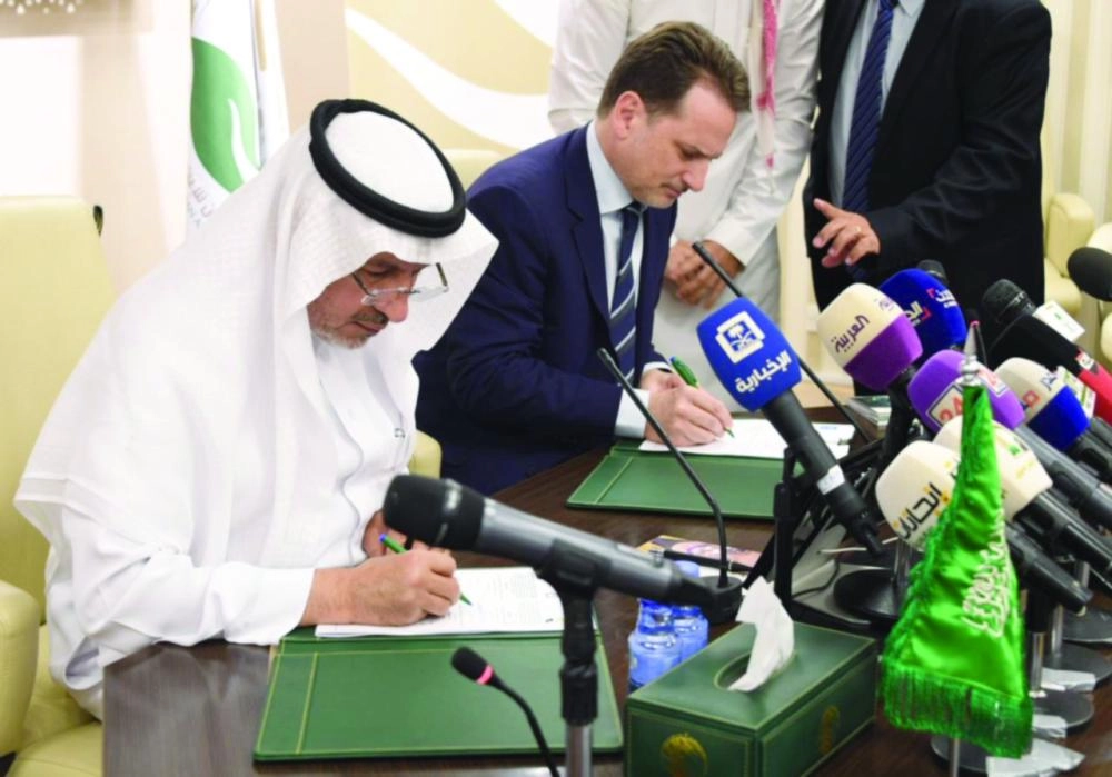 






عبدالله الربيعة وبيير كرينبول خلال توقيع المذكرة                                                                  (واس)