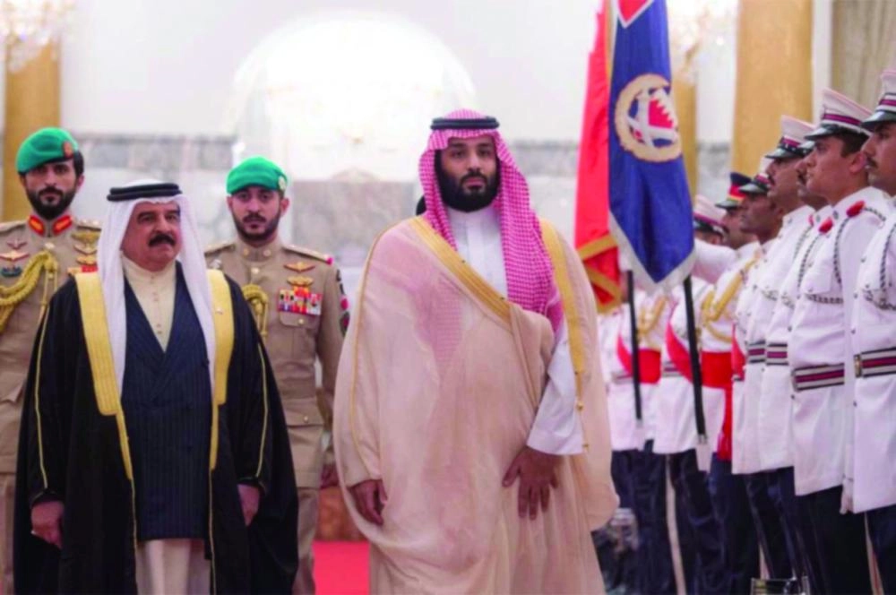 






ملك البحرين مستقبلا الأمير محمد بن سلمان خلال الزيارة الأخيرة                         (واس)