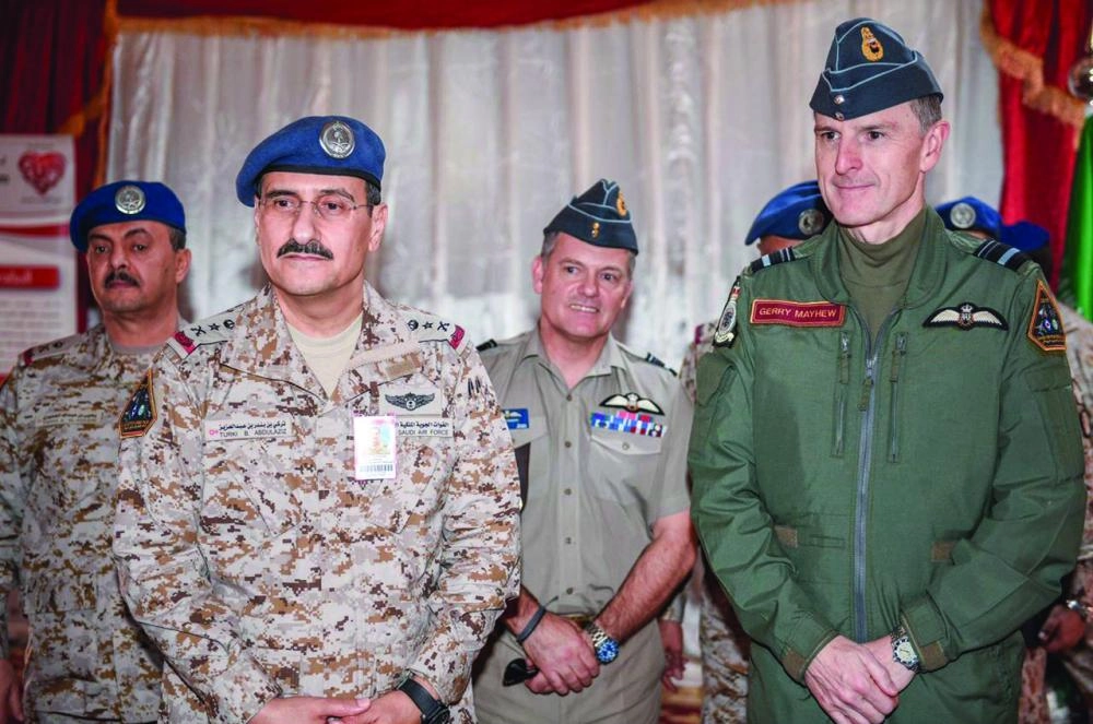 



تركي بن بندر خلال تفقده سير المناورات                                      (واس)