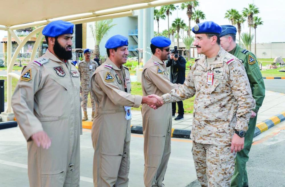 تركي بن بندر مصافحا عددا من المشاركين في التمرين