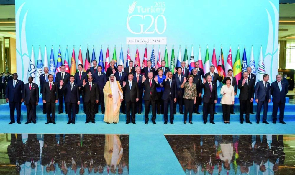 






خادم الحرمين الشريفين مع قادة العشرين خلال قمة أنطاليا في تركيا                                                                                                                              (واس)