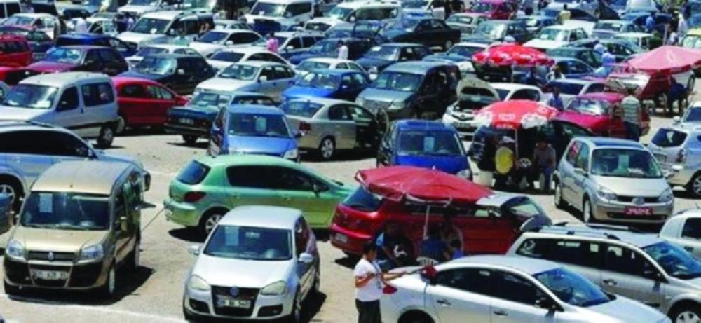 جانب من السيارات التي أقيم عليها مزاد سابقا