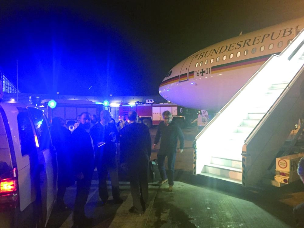 الطائرة بعد هبوطها في مطار كولونيا (د ب أ)