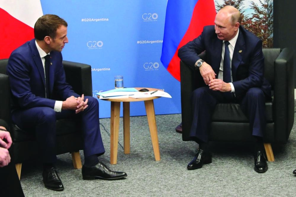 بوتين وماكرون خلال لقائهما بالقمة (د ب أ)