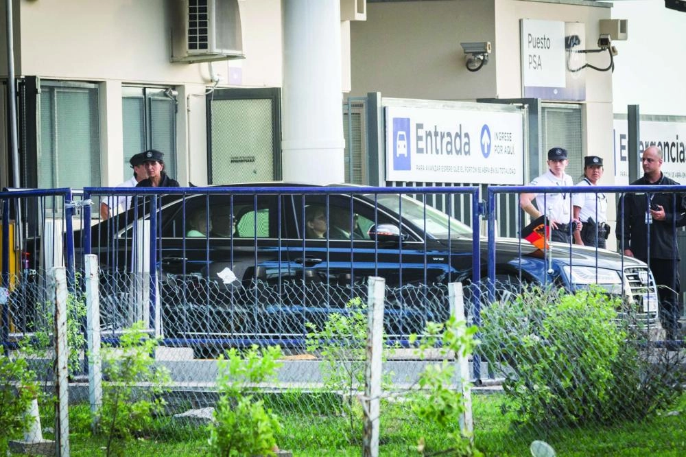 ميركل لدى وصولها إلى بوينس آيرس (د ب أ)