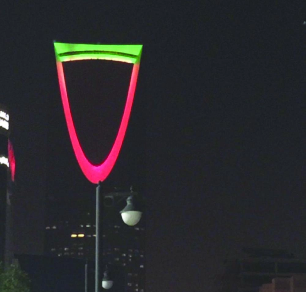 أبراج الرياض تتزين بألوان العلم الإماراتي 