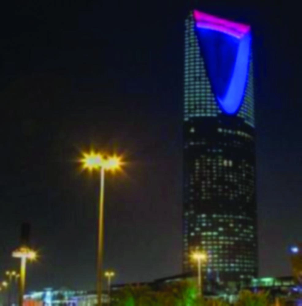 أبراج الرياض تتزين بألوان العلم الإماراتي 