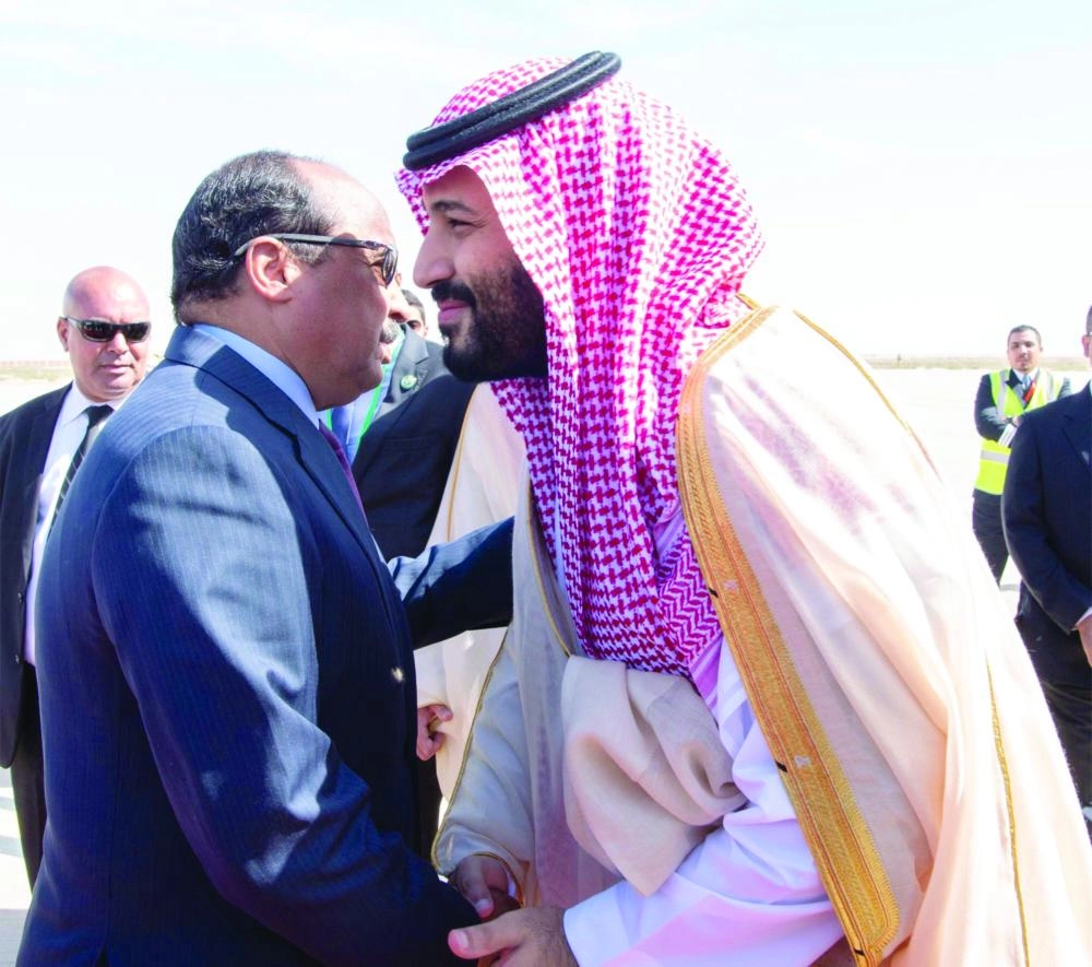 الأمير محمد بن سلمان مصافحا الرئيس الموريتاني