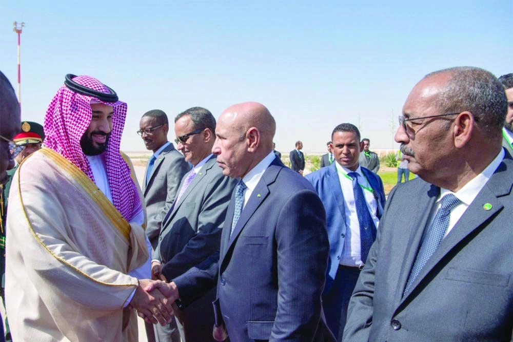 ومصافحا المسؤولين والوزراء في الحكومة الموريتانية