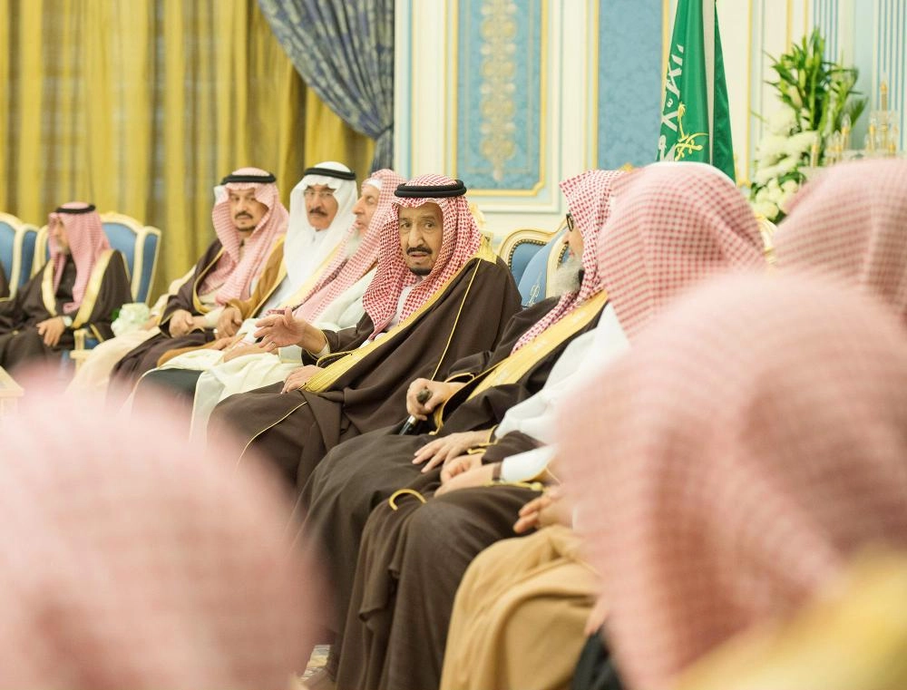 الملك سلمان لدى استقباله الأمراء والمفتي والعلماء وجمعا من المواطنين في قصر اليمامة بالرياض (واس)