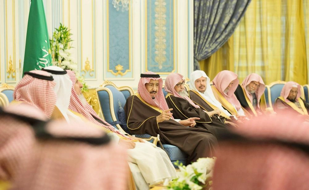 الملك سلمان لدى استقباله الأمراء والمفتي والعلماء وجمعا من المواطنين في قصر اليمامة بالرياض (واس) 