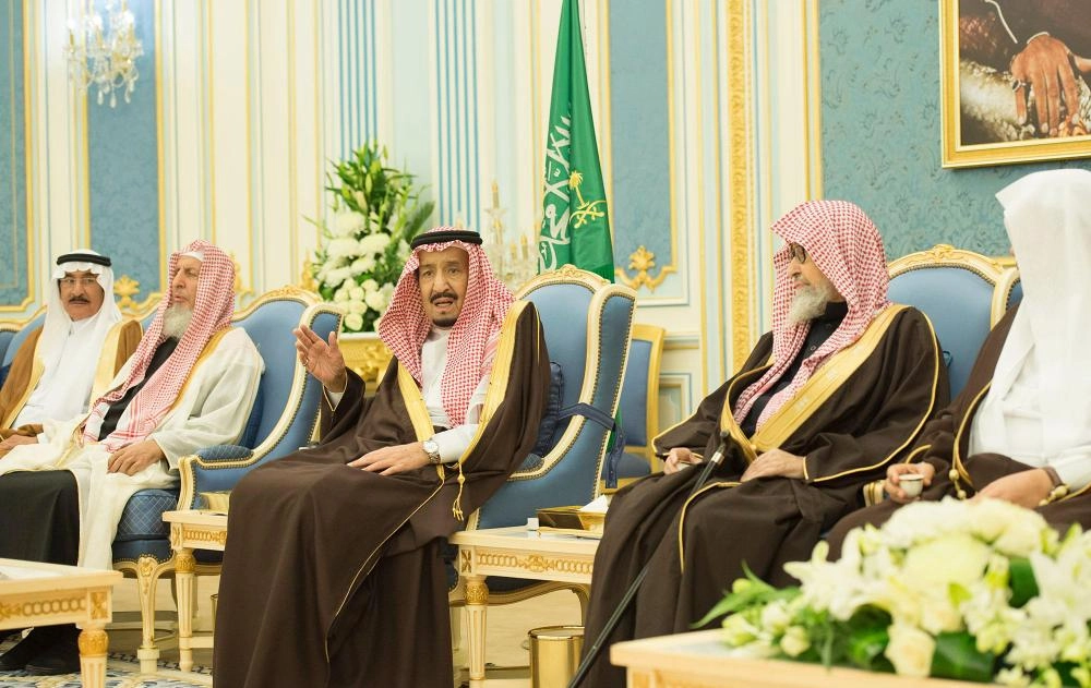 الملك سلمان لدى استقباله الأمراء والمفتي والعلماء وجمعا من المواطنين في قصر اليمامة بالرياض (واس) 