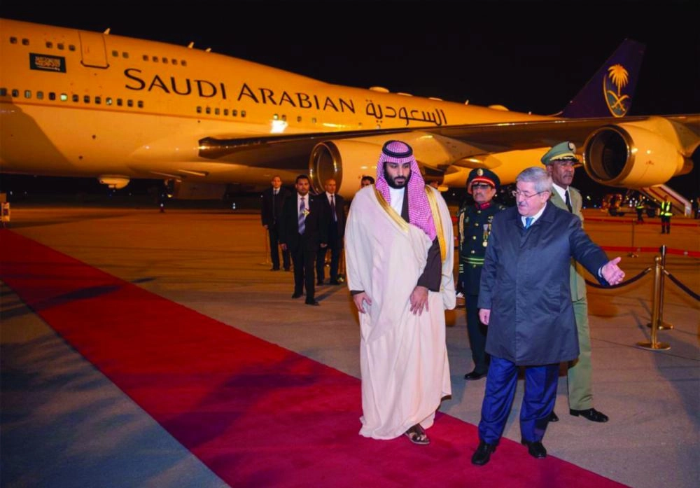 الأمير محمد بن سلمان لدى وصوله إلى الجزائر أمس الأول (واس)