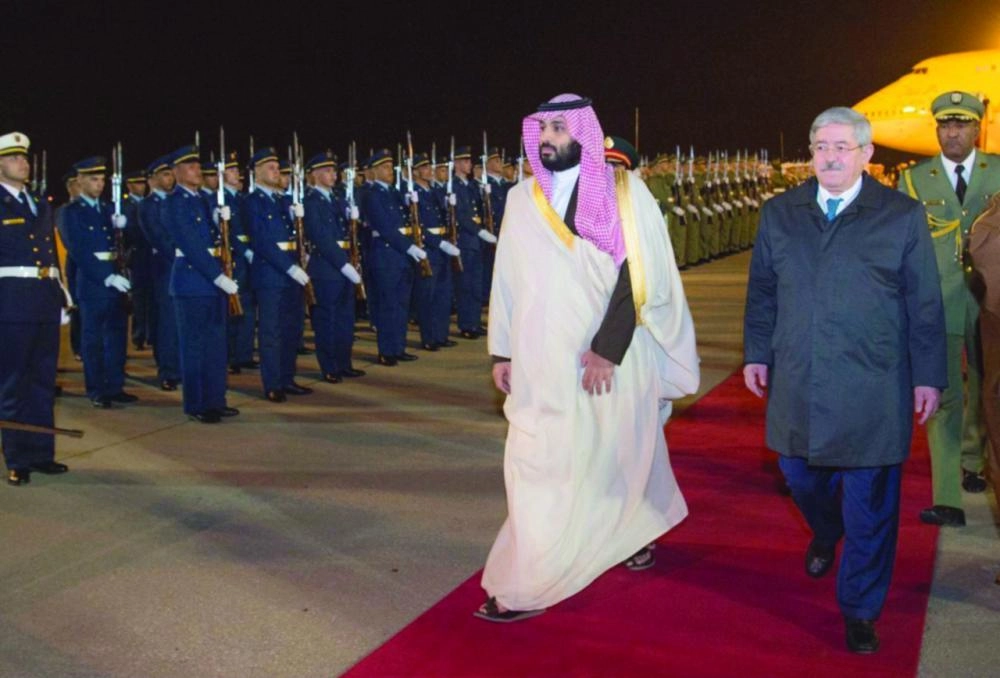 الأمير محمد بن سلمان لدى وصوله إلى الجزائر أمس الأول (واس)