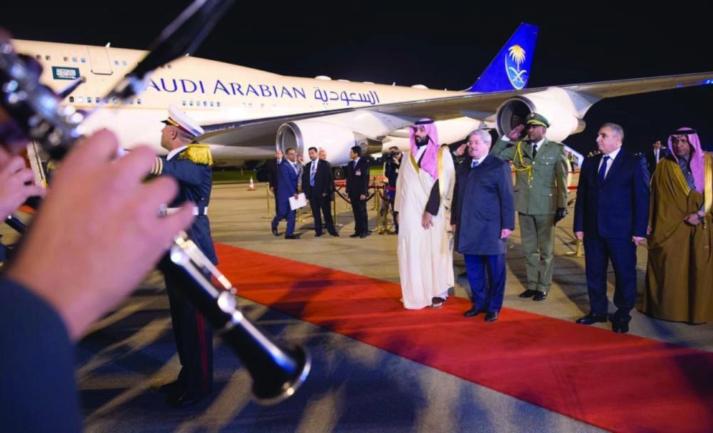 الأمير محمد بن سلمان خلال عزف السلامين السعودي والجزائري