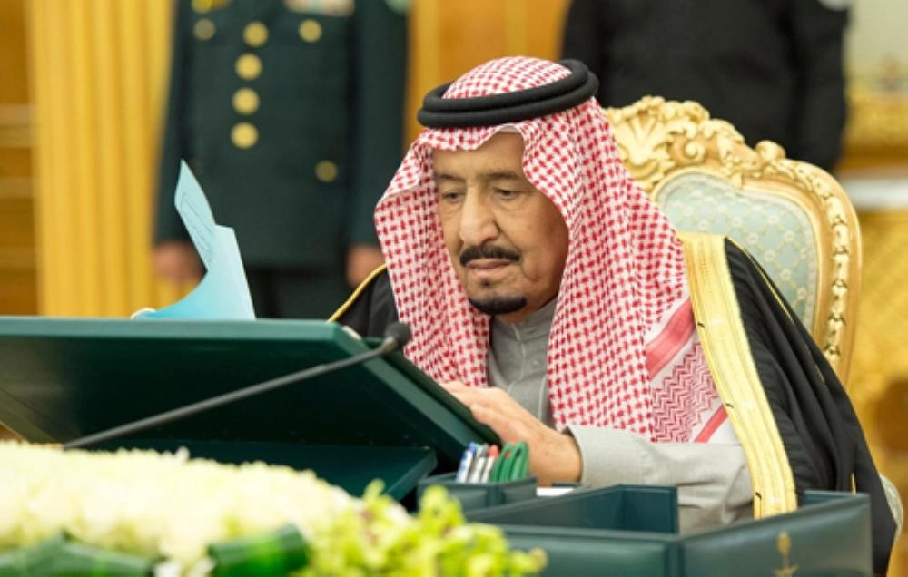 الملك سلمان لدى ترؤسه جلسة مجلس الوزراء في قصر اليمامة بالرياض اليوم (واس)