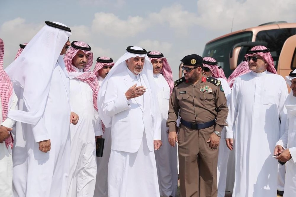 خالد الفيصل يطلع على الأحياء المتضررة من الأمطار بالليث (مكة)