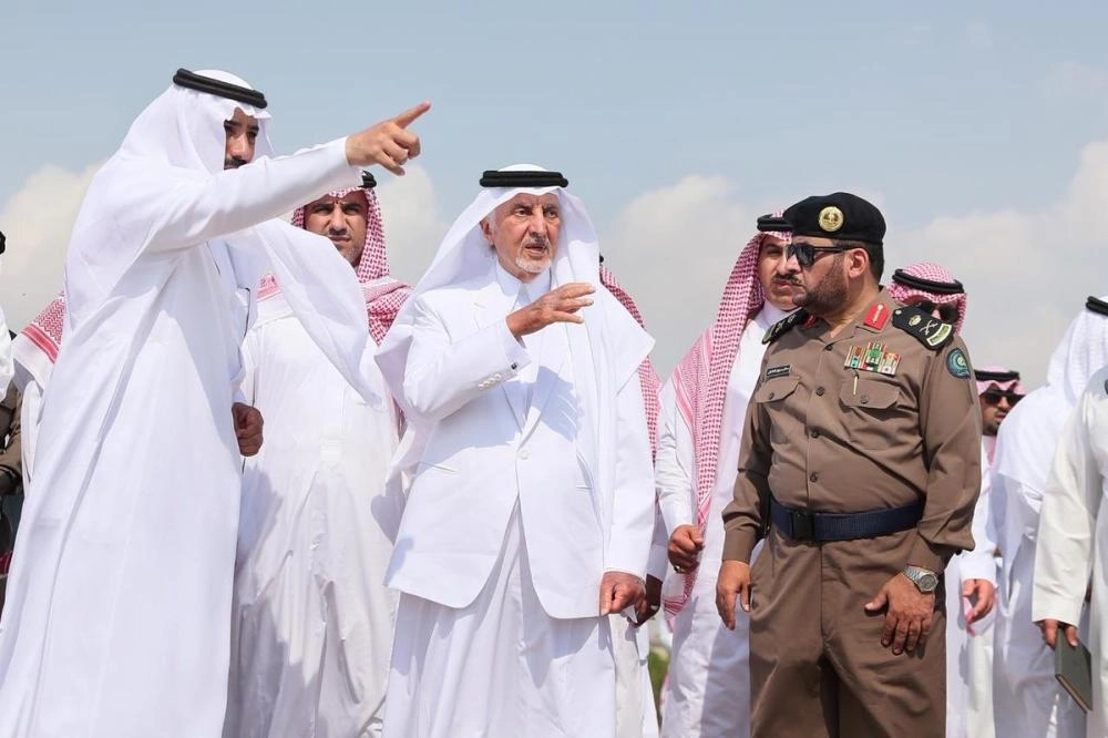 خالد الفيصل يطلع على الأحياء المتضررة من الأمطار بالليث (مكة)