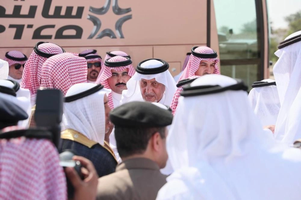 يستمع لمطالب أهالي الليث