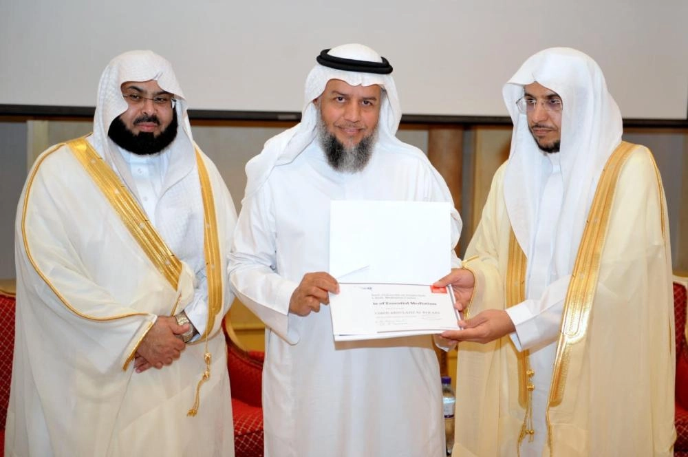 سعد السيف يمنح الشهادة التدريبية لأحد المصلحين (مكة)