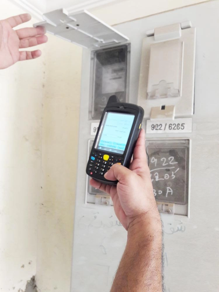 






فني كهرباء أثناء أخذ قراءة العداد                      (مكة)