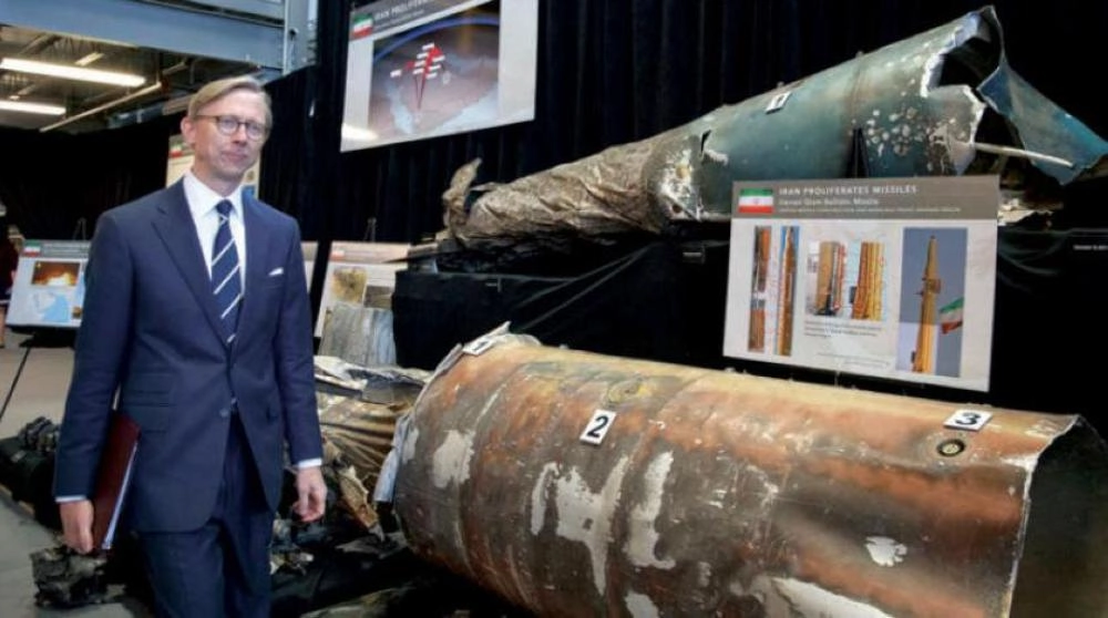 






المبعوث الأمريكي الخاص لإيران براين هوك يعرض صاروخا إيرانيا