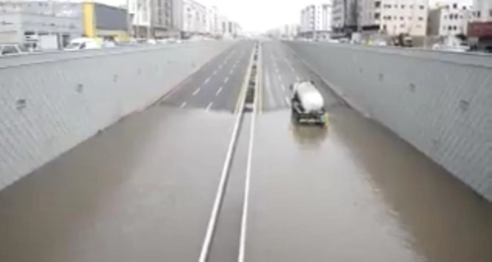 



النفق كما بدا بعد الأمطار            (مكة)