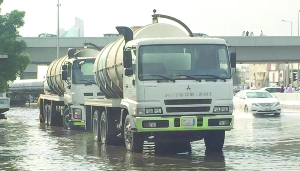من عمليات شفط مياه الأمطار بجدة (مكة)