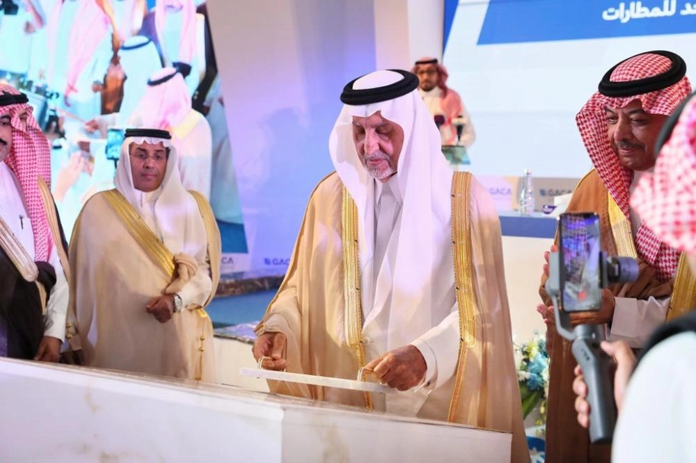 خالد الفيصل لدى وضعه حجر أساس مطار القنفذة (مكة)