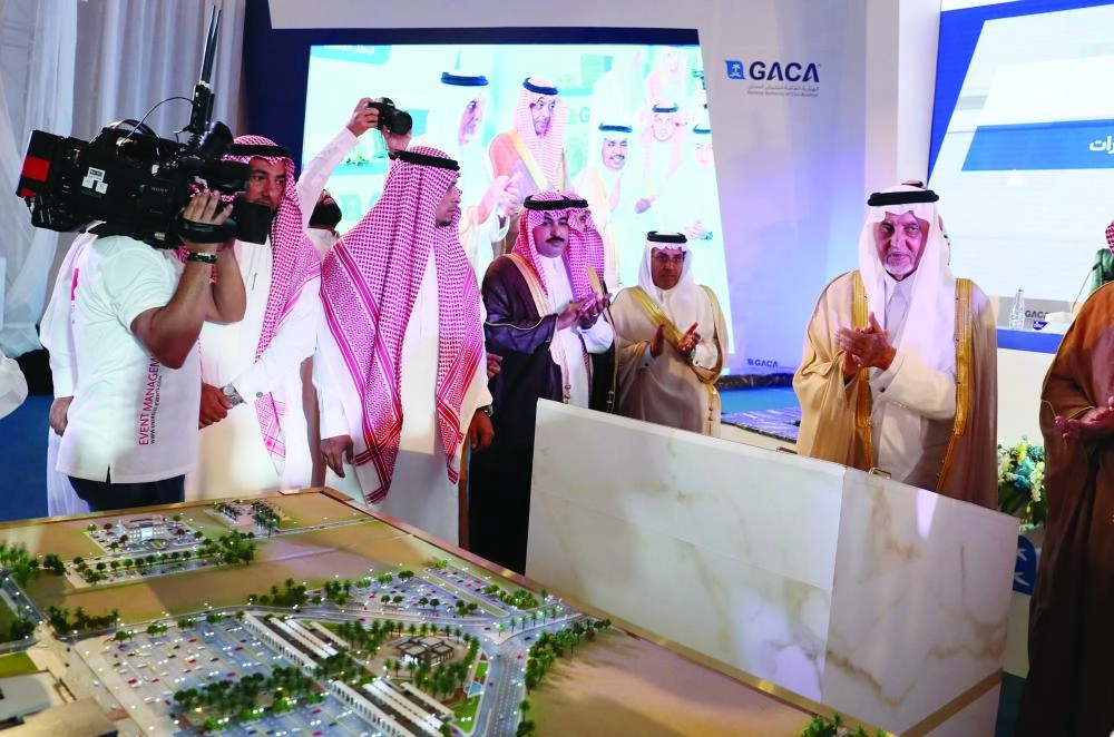 






.. ولدى اطلاعه على مجسم المشروع