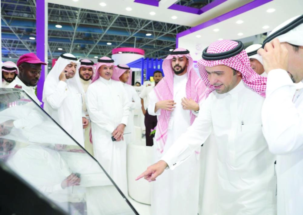 وزير الإسكان خلال جولة بالمعرض (مكة)