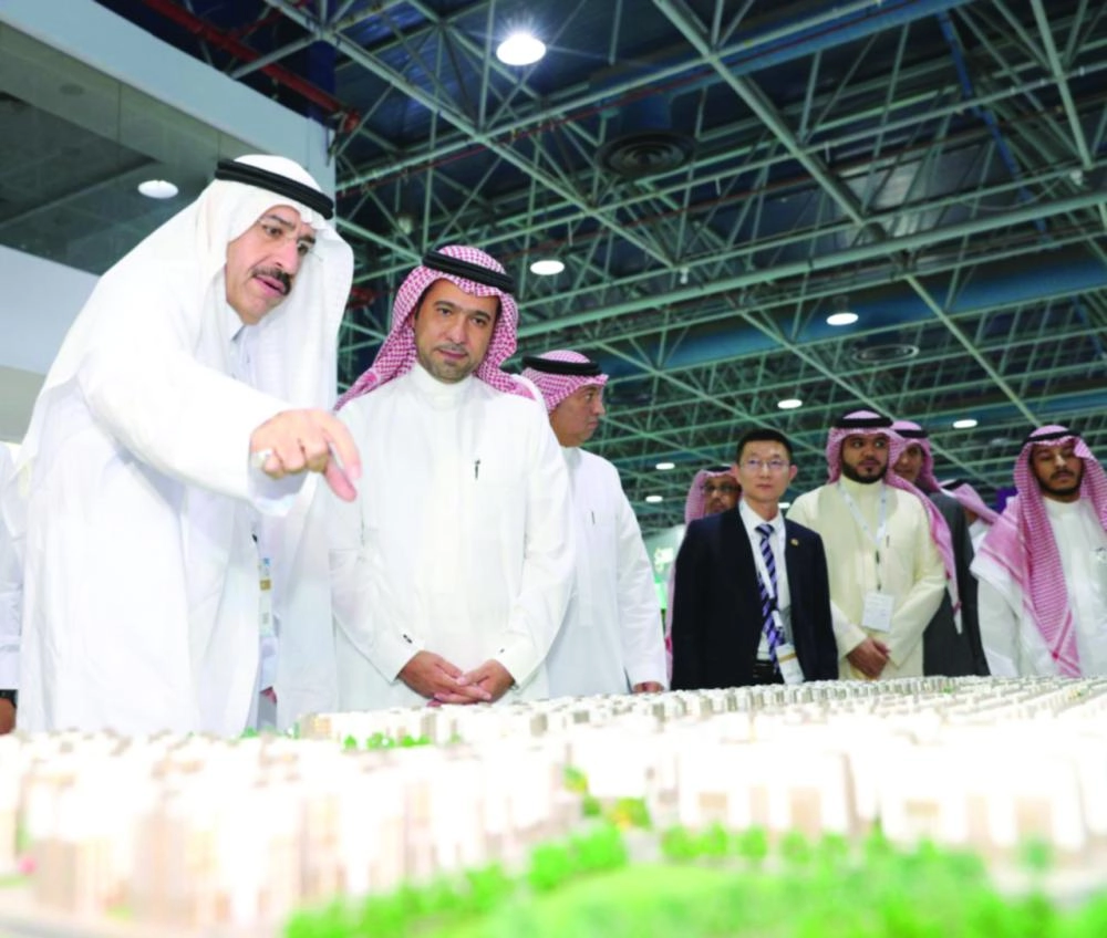 وزير الإسكان خلال جولة بالمعرض (مكة)