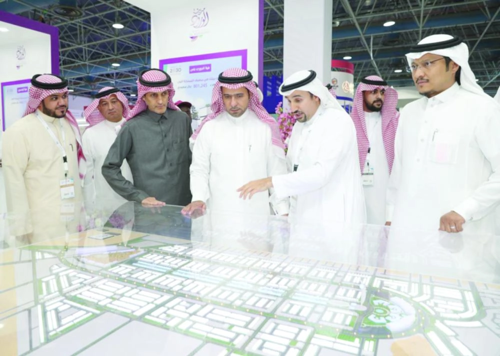 






وزير الإسكان خلال جولة بالمعرض                                                                                                      (مكة)