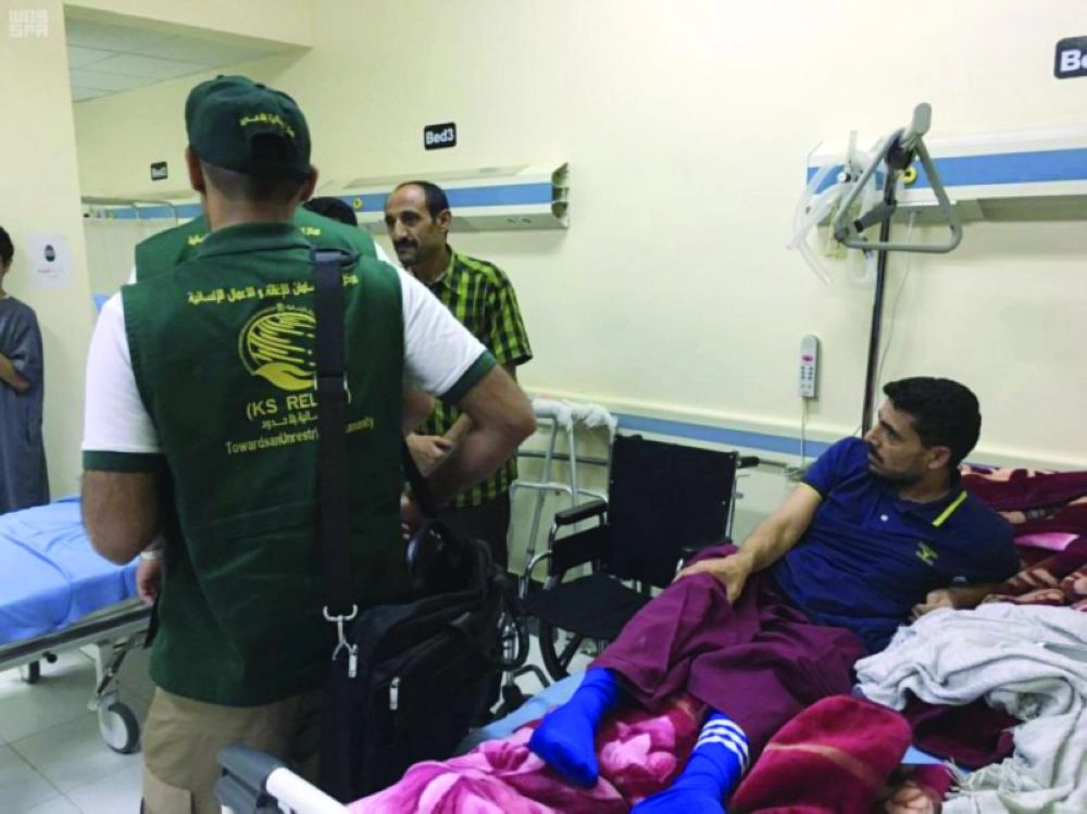 فريق المركز يطمئن على المصابين خلال علاجهم في السعودية (واس)