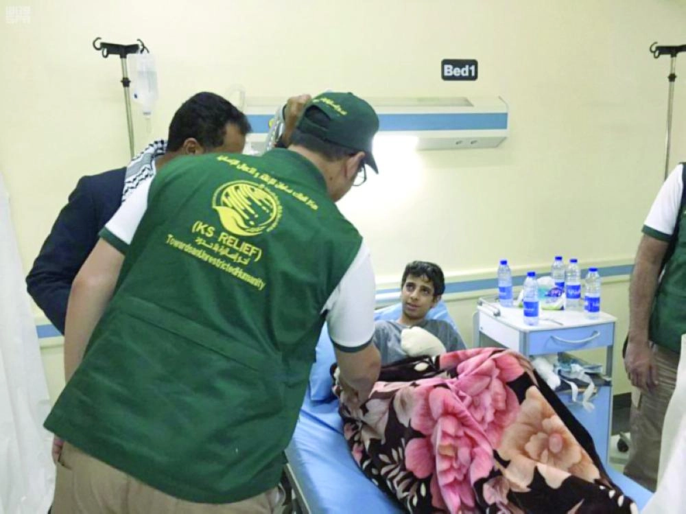 فريق المركز يطمئن على المصابين خلال علاجهم في السعودية (واس)