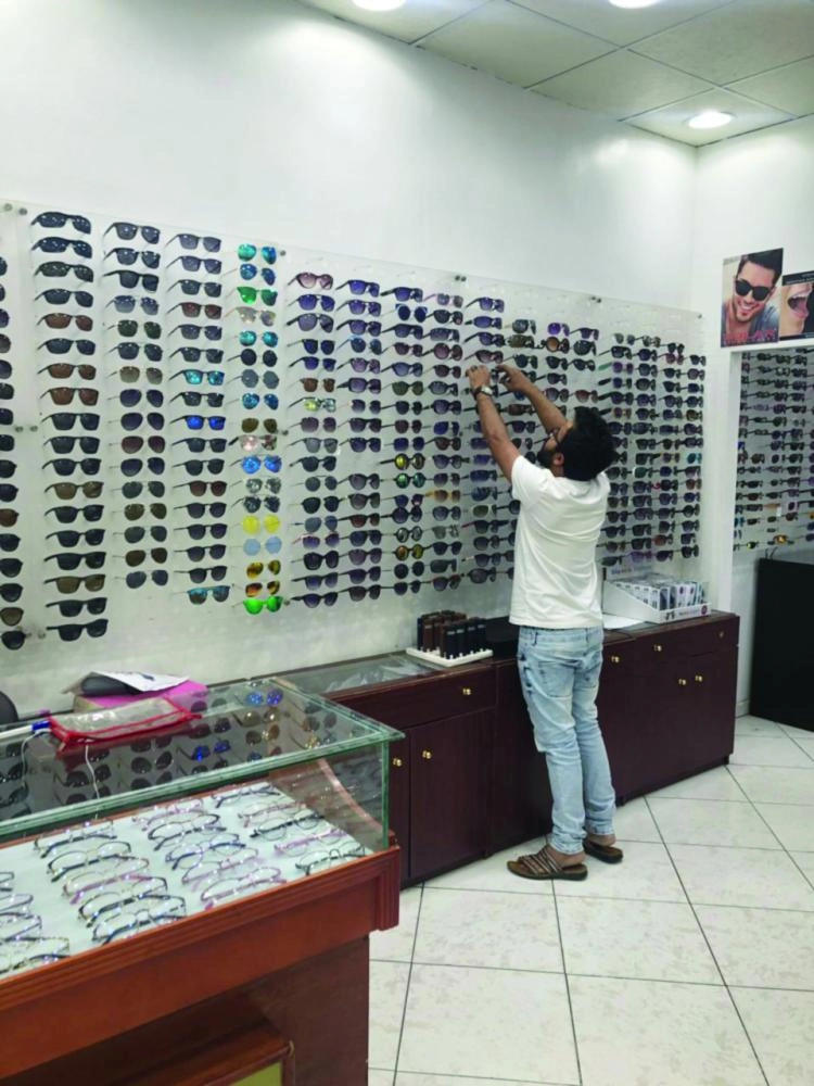 






سعودي يعمل في محل نظارات بجدة                   (مكة)