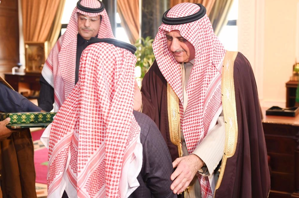 فهد بن سلطان لدى استقباله أحد ذوي الشهداء