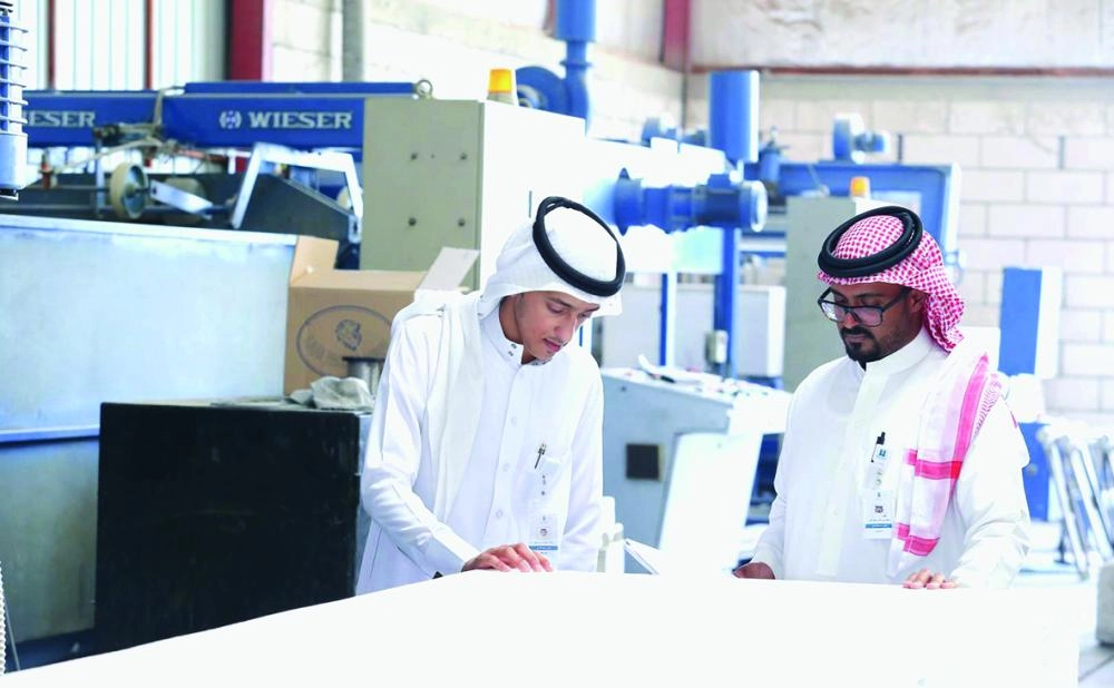 أثناء التفتيش على المصانع (وزارة التجارة)