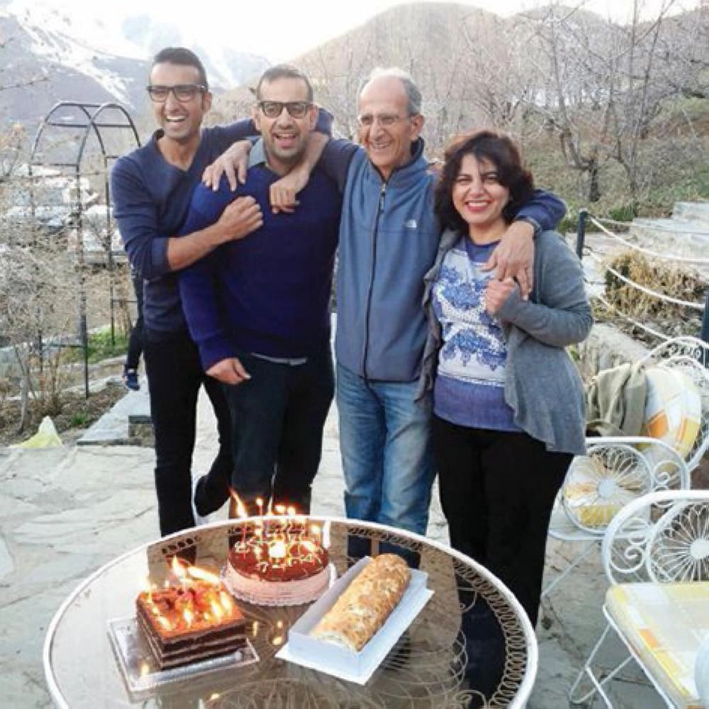 






إمامي وعائلته                                                (تويتر)