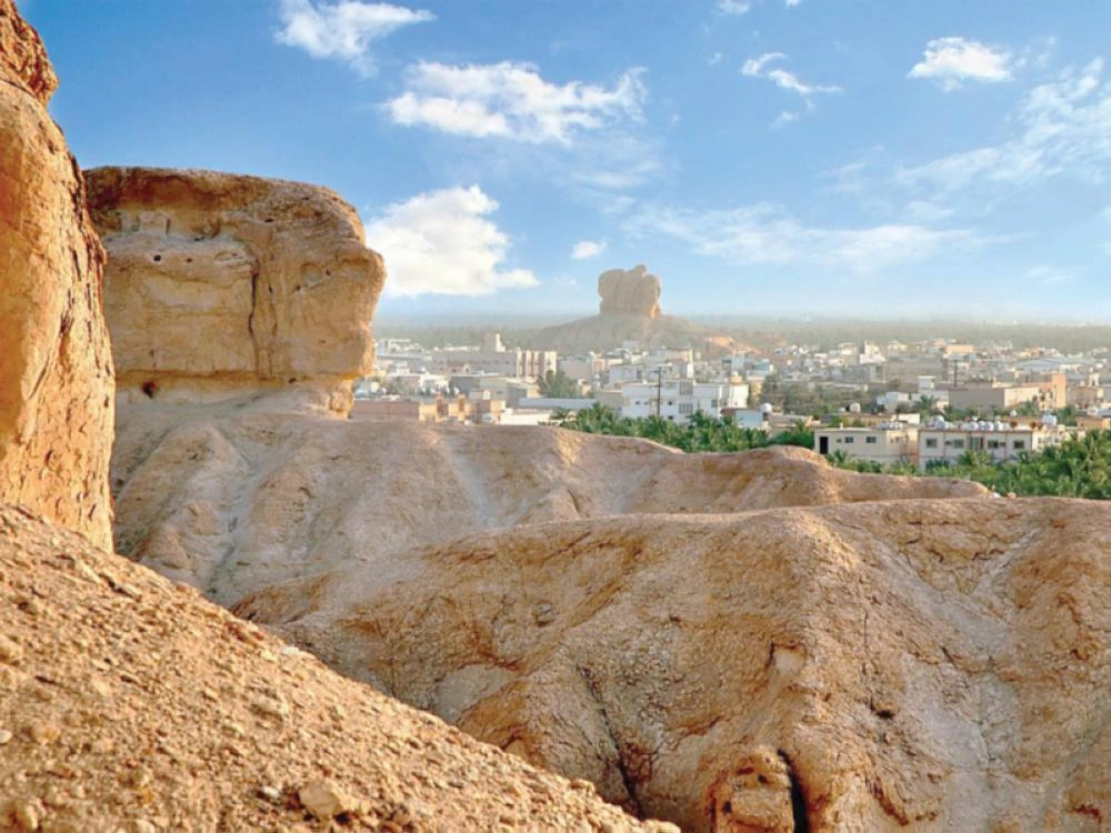 إطلالة لواحة الأحساء السياحية من جبل القارة                                              (مكة)