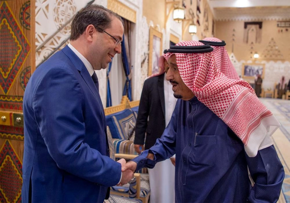 الملك سلمان خلال استقبال يوسف الشاهد في قصر العوجا بالدرعية اليوم (واس)