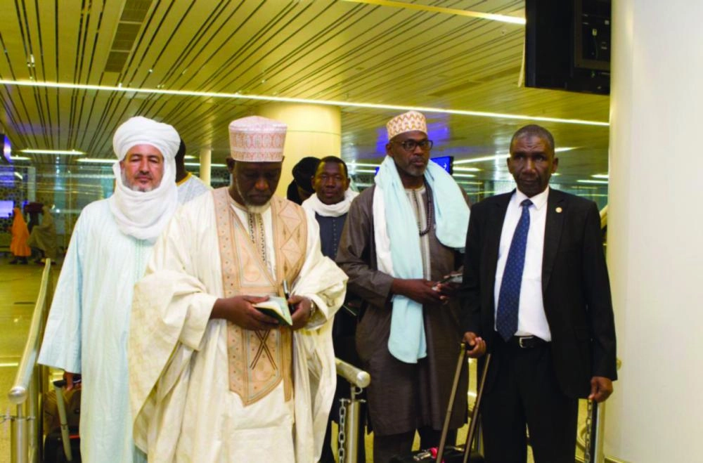 



مجموعة من ضيوف البرنامج لدى وصولهم أمس (واس)