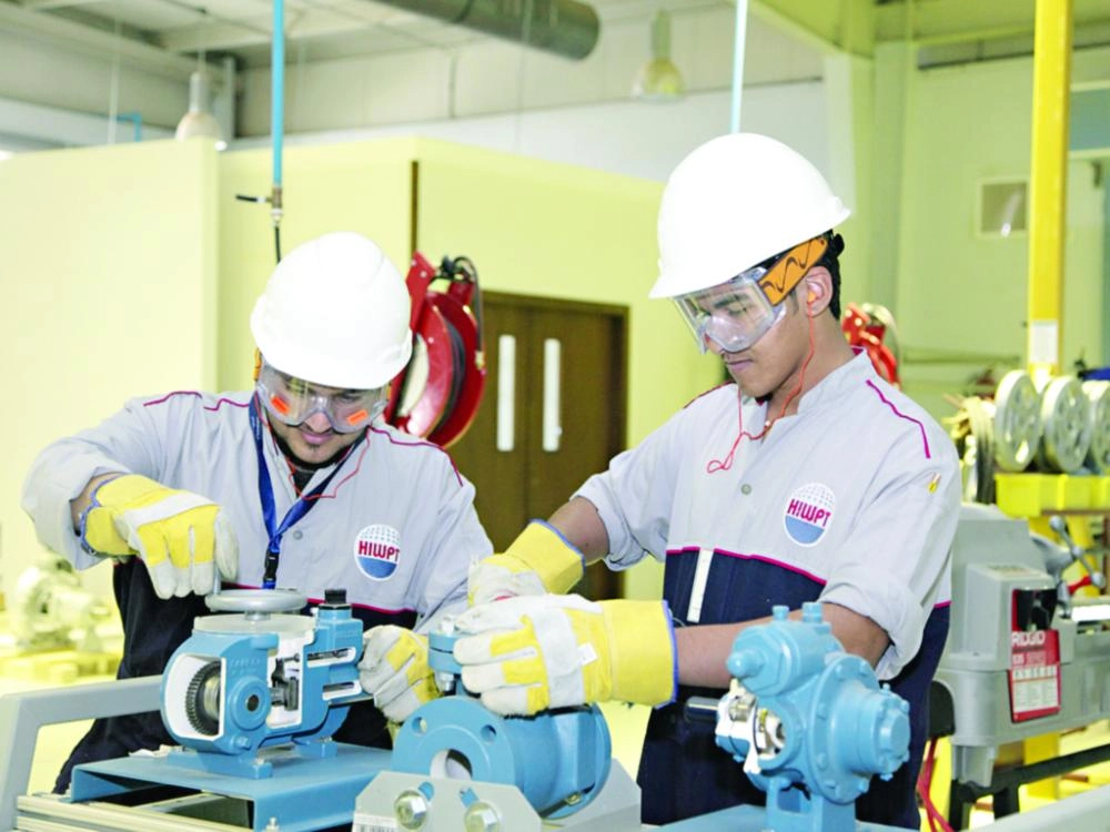 






سعوديان يعملان في إحدى المنشآت الصناعية