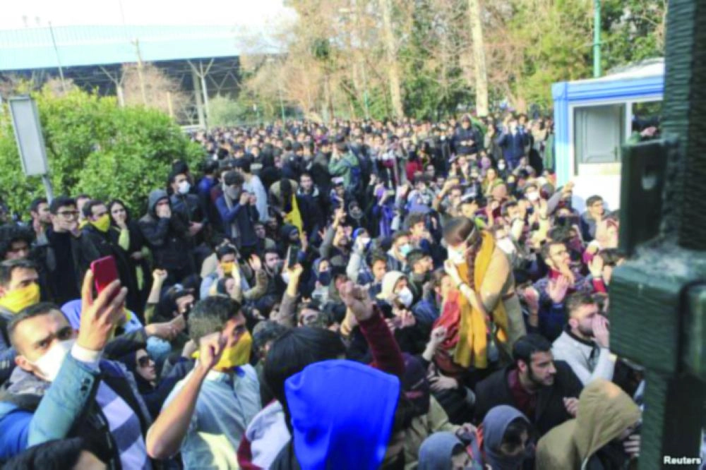 طلبة إيرانيون يعترضون