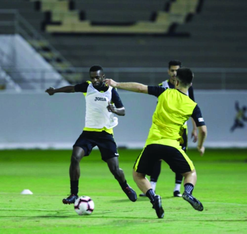 






جانب من تدريبات الاتحاد      (إعلامي الاتحاد)