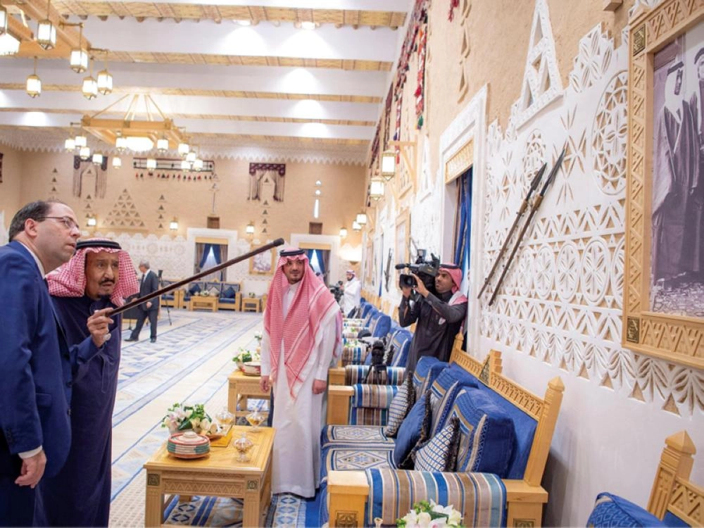 الملك سلمان خلال استقبال يوسف الشاهد في قصر العوجا بالدرعية اليوم (واس)