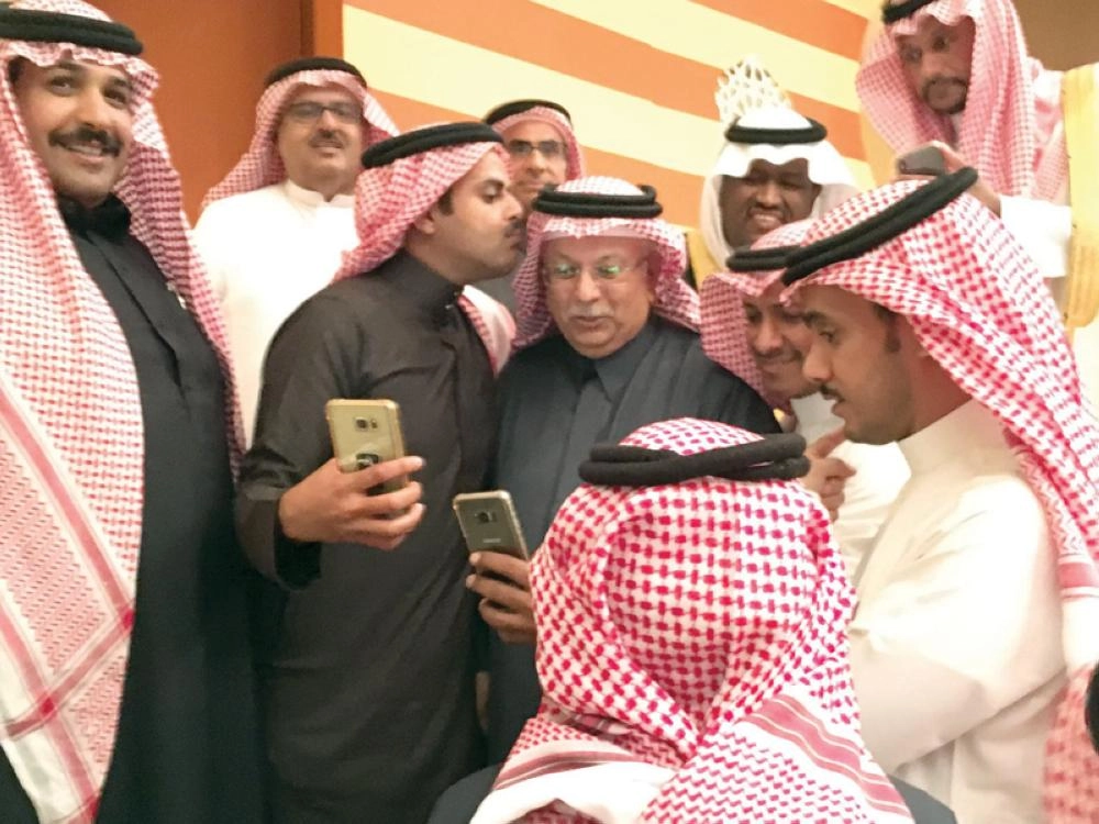 المعلمي محاطا بالحاضرين (مكة)