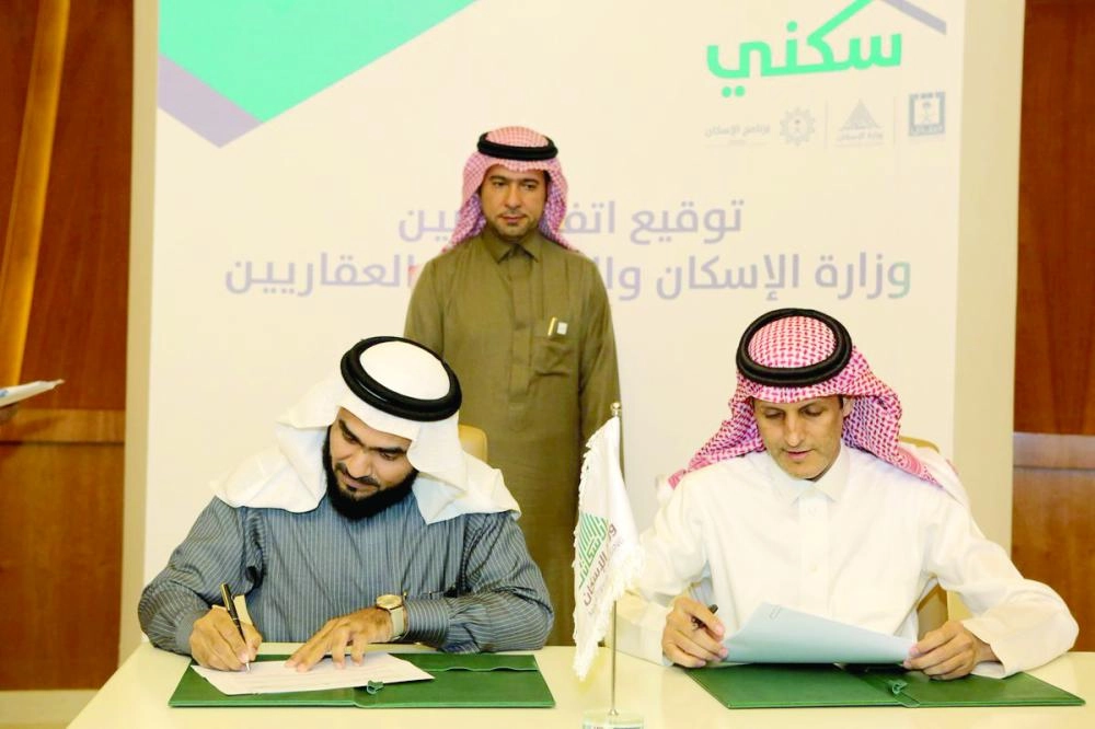 






 ماجد الحقيل أثناء حضور توقيع الاتفاقيات                                                                (وزارة الإسكان)