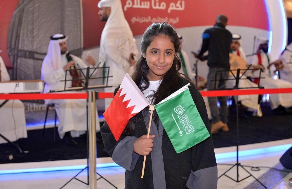 طفلة تحمل علمي السعودية والبحرين في فعاليات مركز إثراء (واس)