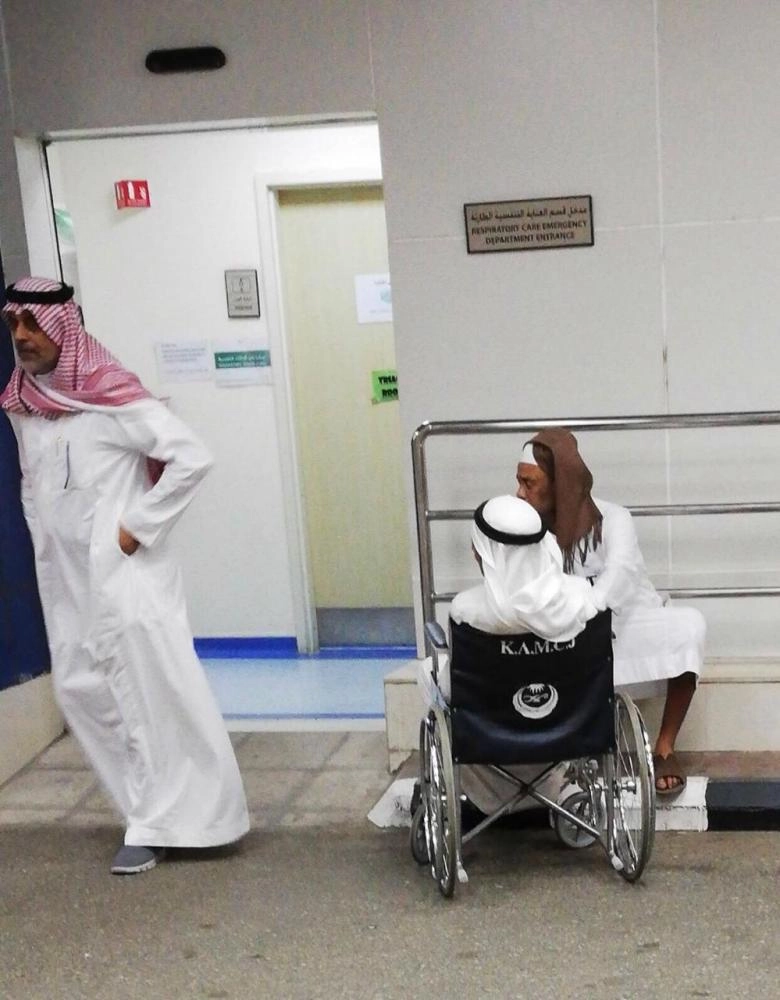 






والد الفقيد وأقاربه قبل وفاة الباز في المستشفى         (مكة)